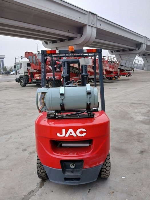 Газобензиновый вилочный погрузчик Автокара Кара 2.5т 4.5м марки JAC