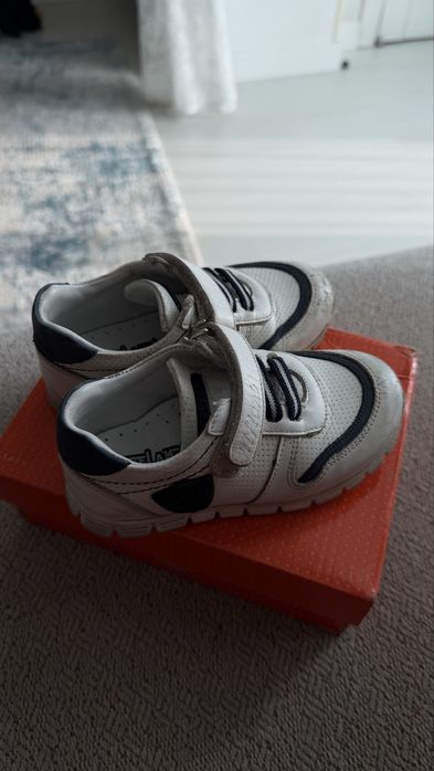 Продам детские кроссовки 23 размер