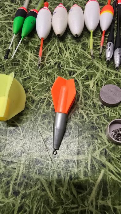 Pachet cu plute si carlige pescuit