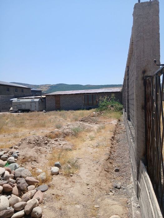 Uchastka yer sotiladi. Dacha qilish uchun tayyorlangan.