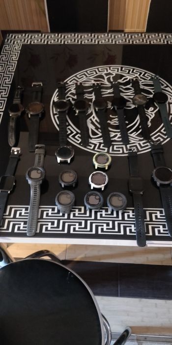 Ceasuri Garmin Smart și telefonane in stare de funcționare.