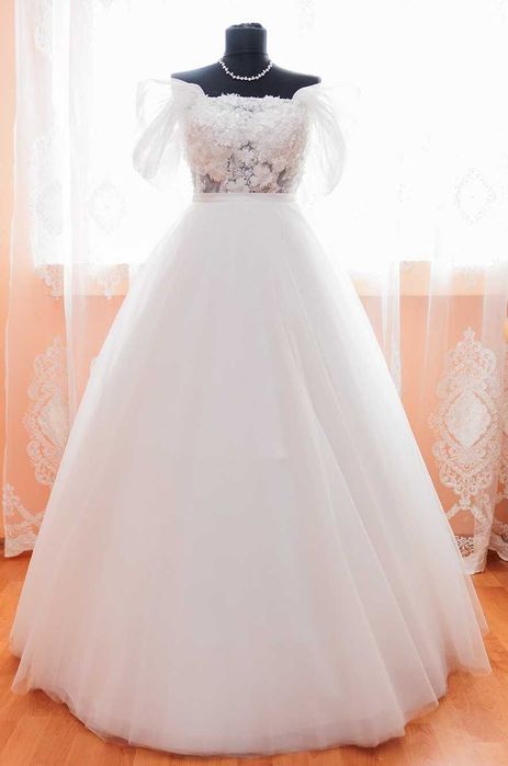 Rochie de mireasă 2 în 1 – cu maneci și fustă lungă detașabilă