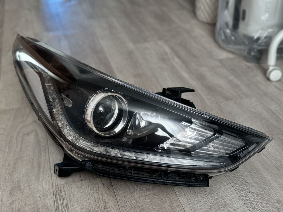 Правая фара  на Hyundai solaris