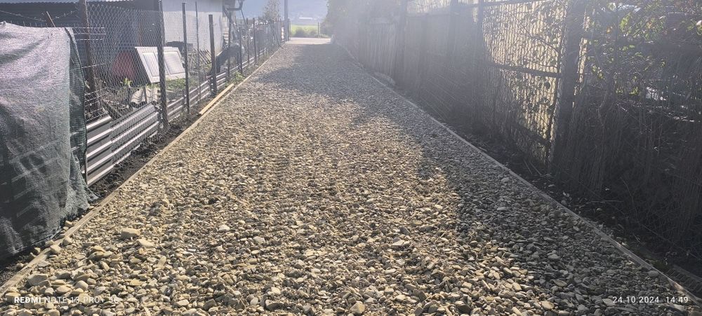 Inchiriez Miniexcavator debarasări moluz pământ negru