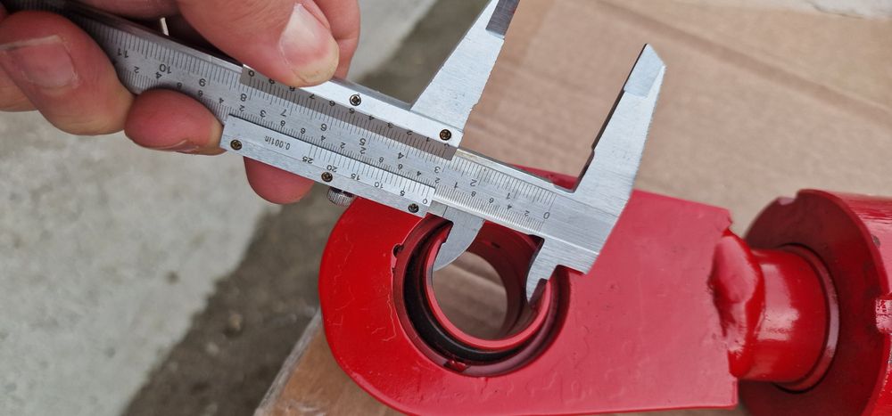 Cilindru hidraulic 720 mm tija 40 mm bolturi 30 mm grosime preț 790 le
