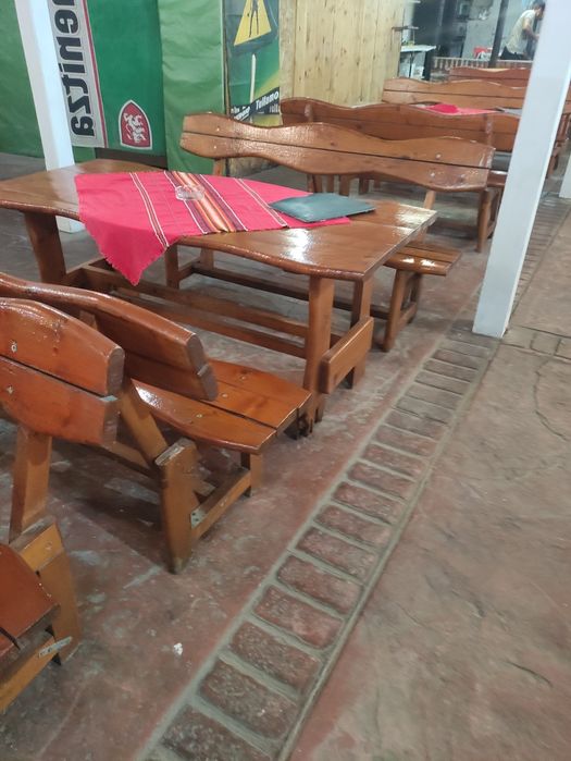 Продавам дървени маси с пейки-четворки и шестици.