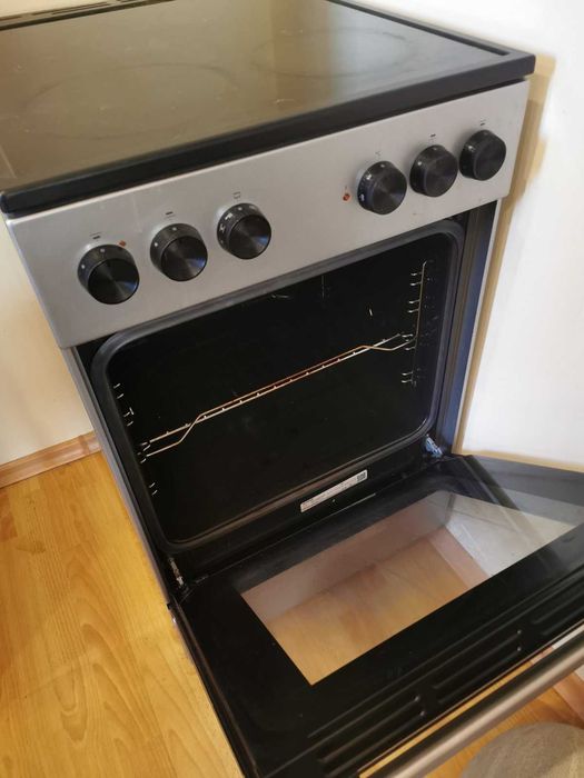 Продавам Готварска печка (ток) Gorenje GEC5A61SG, INOX , котлони- Керамични