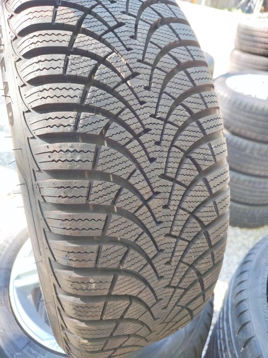 4 бр зимни 205/55/16 Goodyear Нови