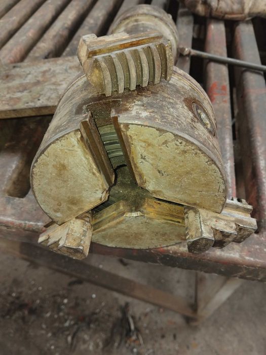 Масивен шпиндел с патронник 125 мм и КЛЮЧ – за струг или шмиргел