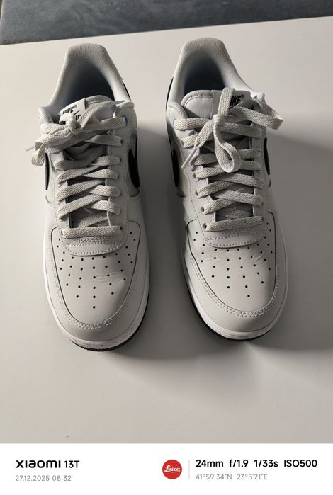 Nike Air Force 1 '07 LV8 SE в сив цвят с прозрачни детайли.