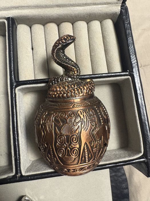 Brichetă de Colecție Antivânt – Model Mini Revolver cu Mâner 3D (Bronz Antic)