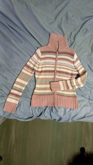 Pulover dama Evie UK cu dungi roz-albe, guler si fermuar