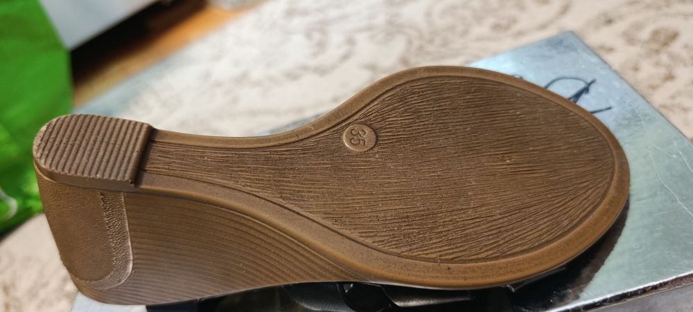 Новые босоножки 35 размер.