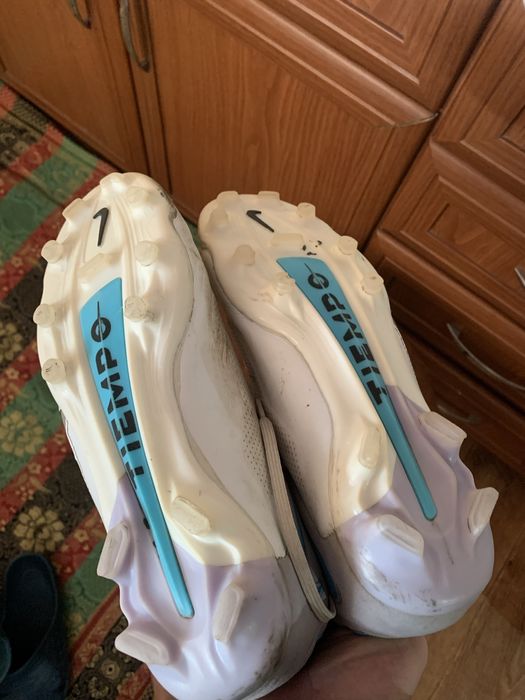 Продам бутсы за 5000тг + подарок щитки