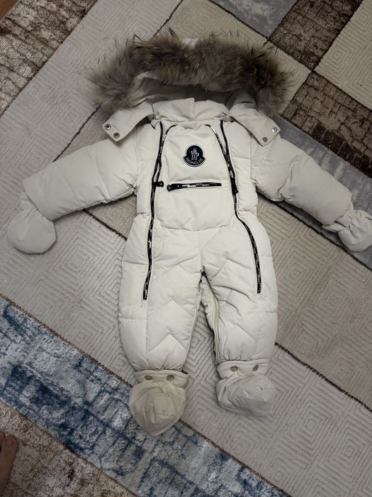 Продам детский зимний комбинезон Moncler