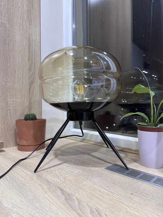 Интерьерная настольная лампа