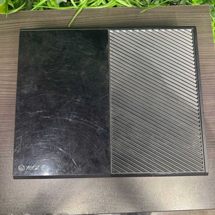 Xbox One + 3 игри + 1 оригинален джойстик