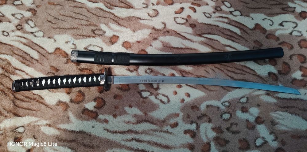 Vând katana decorativa plus suport