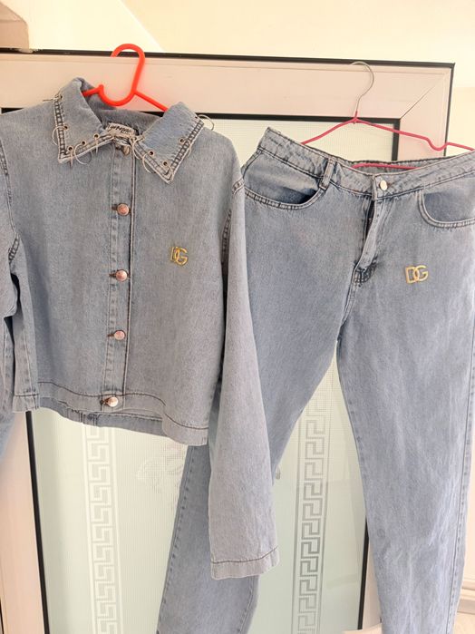 Blugi și jachetă de primăvară