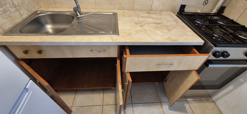 Mobila de bucătărie    plus chiuveta si baterie