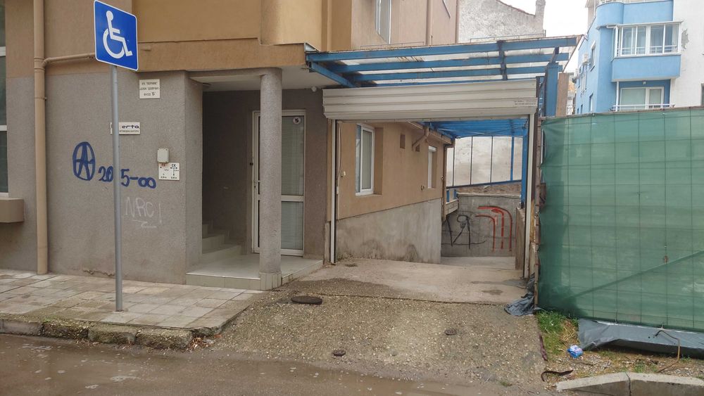 Дава се под наем Гараж / Паркомясто в Русе, Център - 18 кв.м за 51 € - Снимка #1