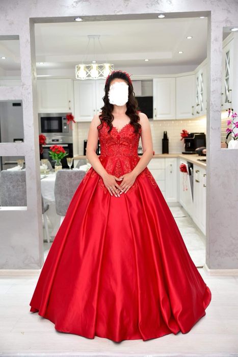 Червена дълга рокля с обръч