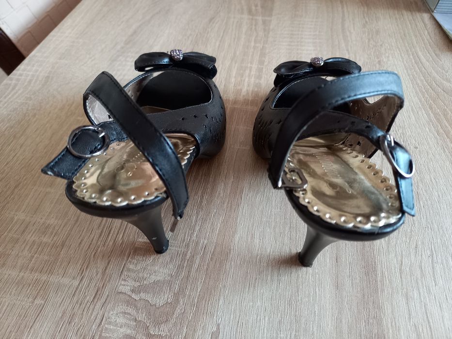 Pantofi cu toc,marimea 37.Pret.30 lei.