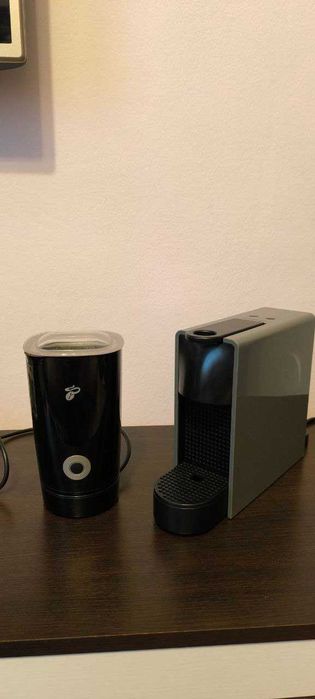 Nespresso Essenza Mini C30 Gri + Aparat Spumare Lapte Tchibo