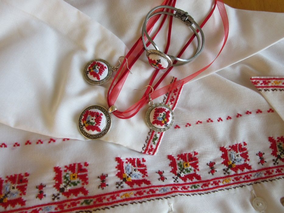 Ръчно бродирана риза и бижута с българска шевица