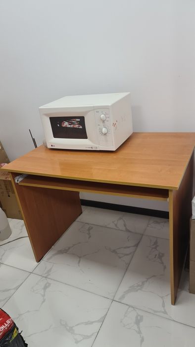 Продается стол с выкатной полкой