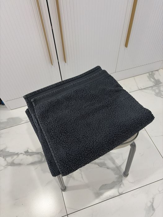 Отдам полотенце большое, цвет чёрный