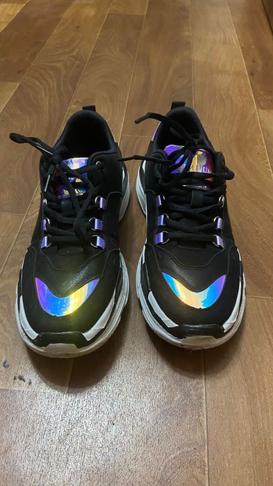 Продам женские кроссовки