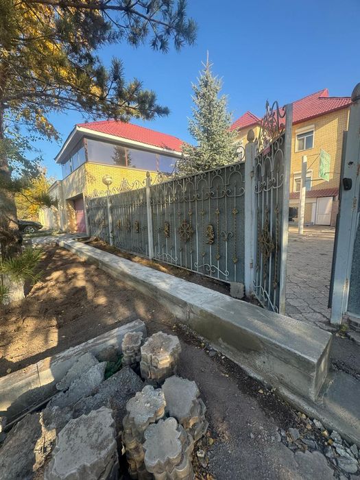 Кованые ворота и забор