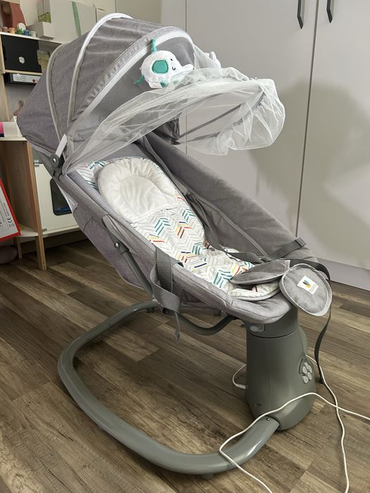 Vând balansoar / leagăn electric Mastela 3 în 1 pentru bebeluși, în stare foarte bună, curat și complet funcțional.