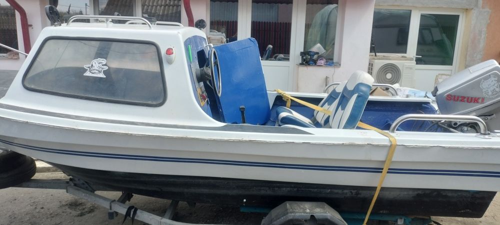 Vând barca cu motor