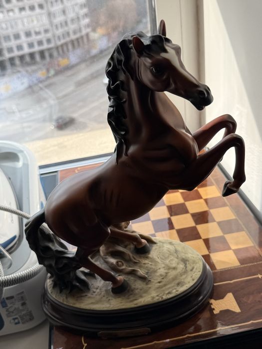 Продаем сувенир лошадь из дерева