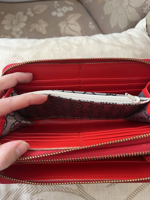 Малиново червено дамско портмоне Michael Kors