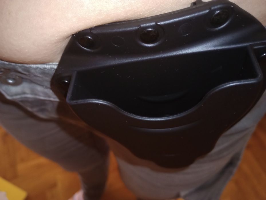 Здрав и удобен  за белезници – сигурност на една ръка разстояние!