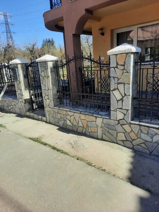 Amenajări exterioare cu piatră de munte și design