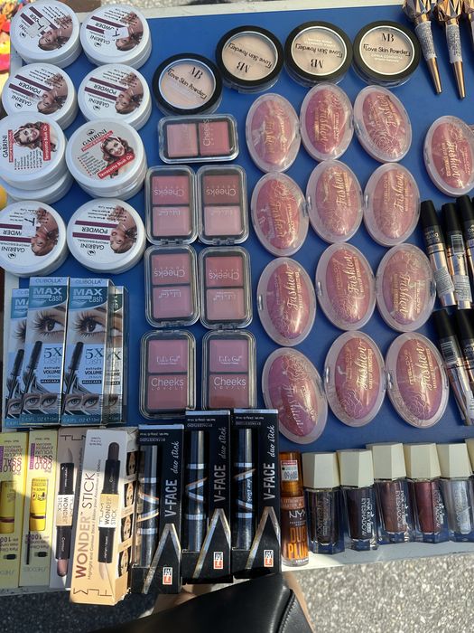 Vand lot produse cosmetice