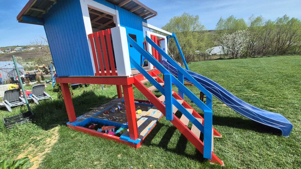 Complex de Joacă pentru Exterior – Căsuță, Tobogan, Leagăne și Nisipar