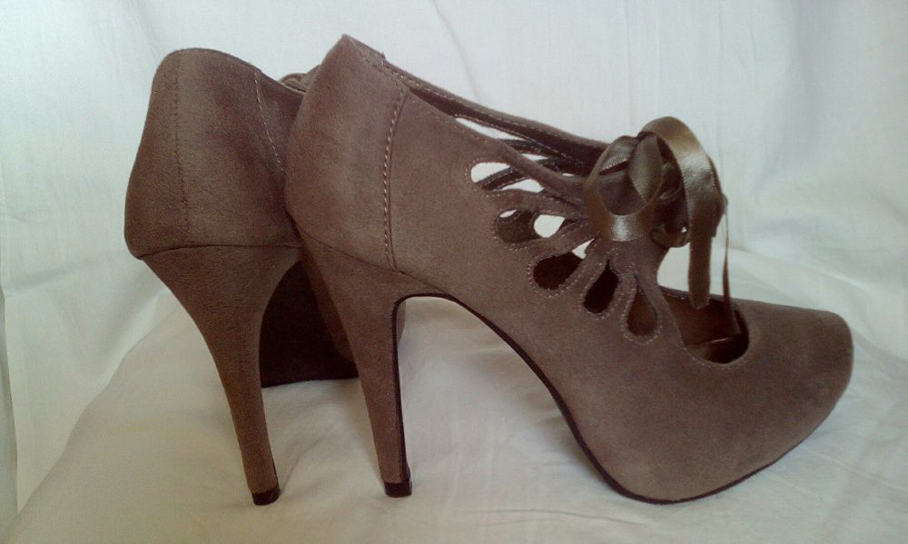 Нови елегантни обувки