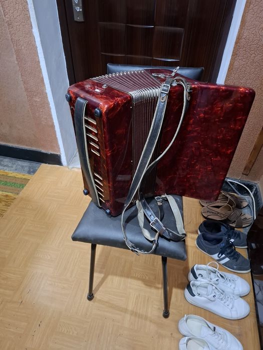Продавам акордеони- два броя. Всеки по 160 евро.