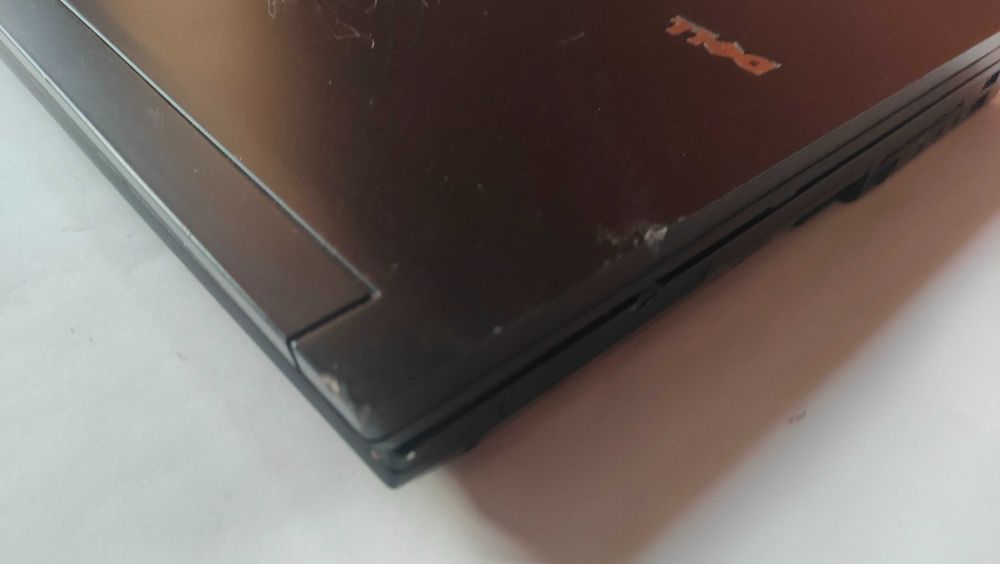 Лаптоп dell latitude e6500 t9600/ 4gb/ hdd оригинално зарядно