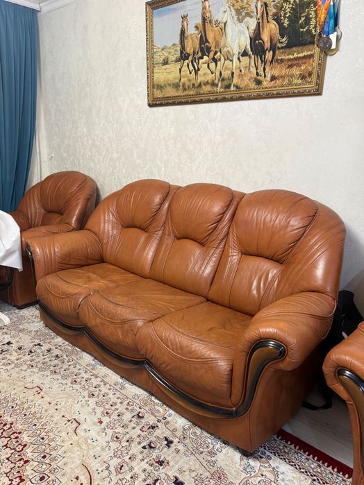 Кожаный диван с креслом