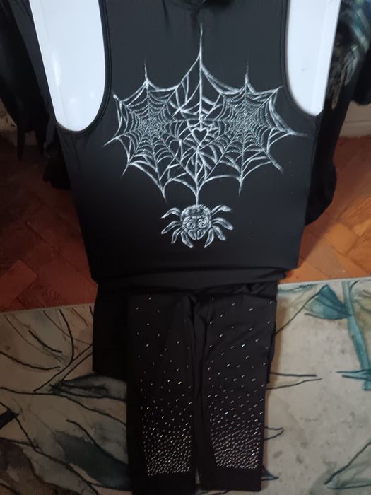 Salopetă pictată manual cu strasuri