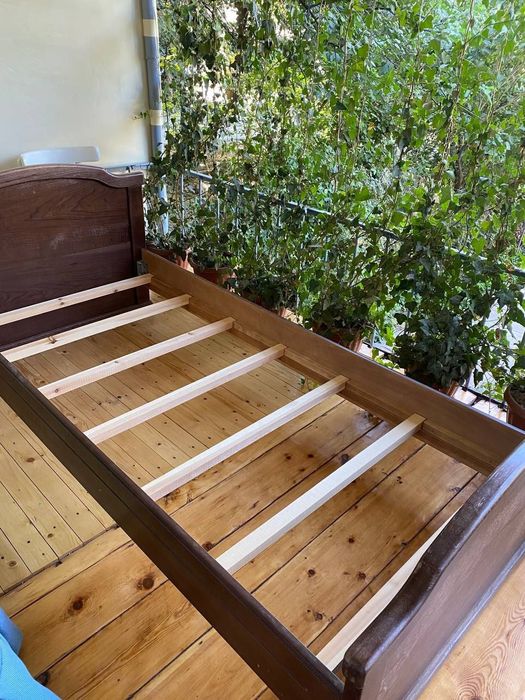 Деревянная кровать