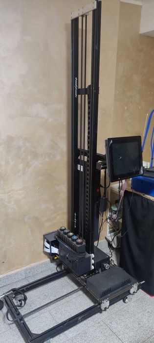 Imprimantă verticală pentru pereți