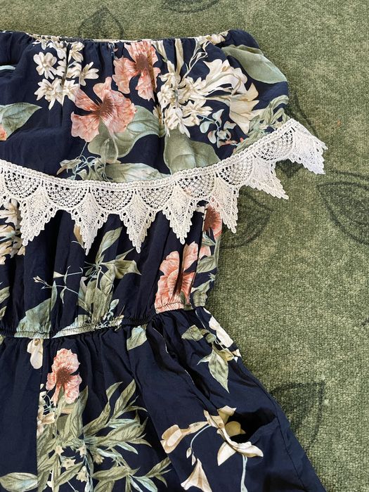 Salopeta scurta cu motiv floral, dantela si buzunare Marime S