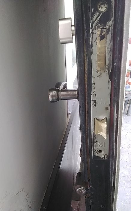 Продаем   двери  сталь  СССР, и дерево.